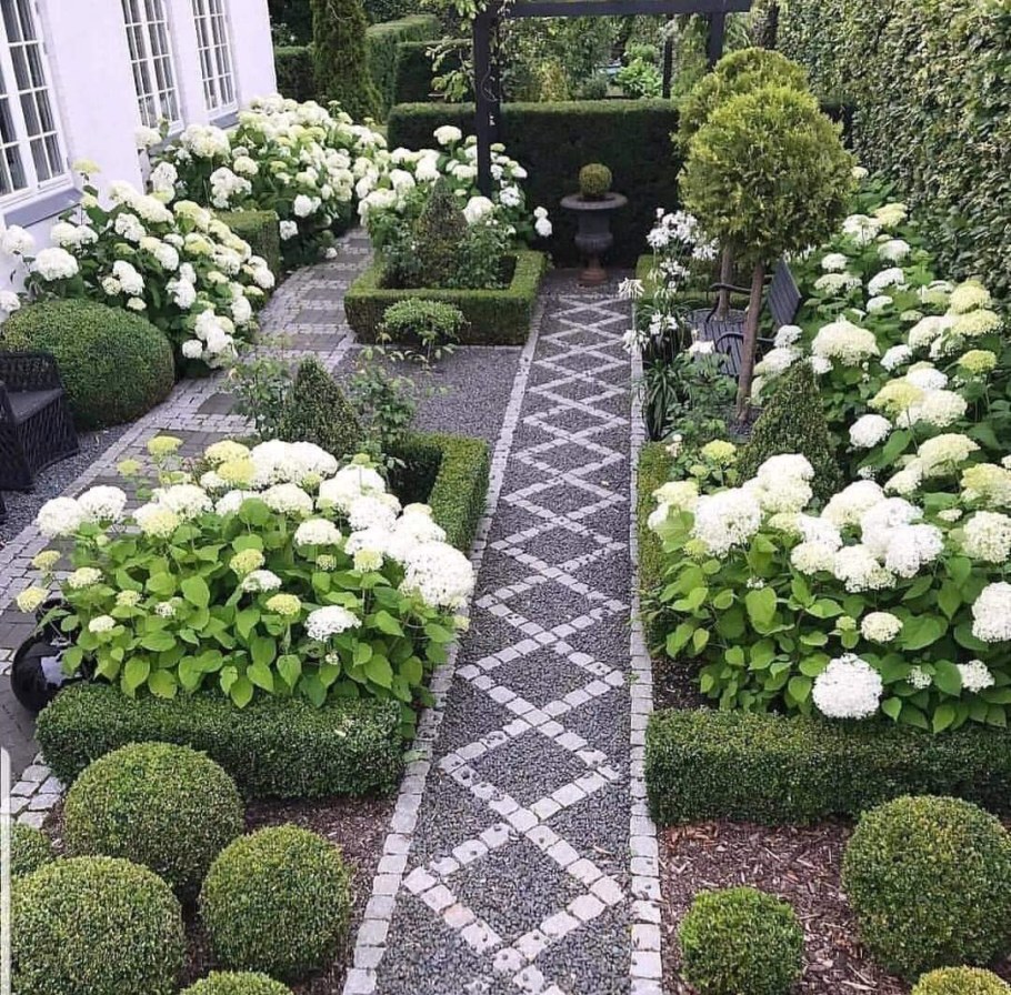 Клумба с самшитом