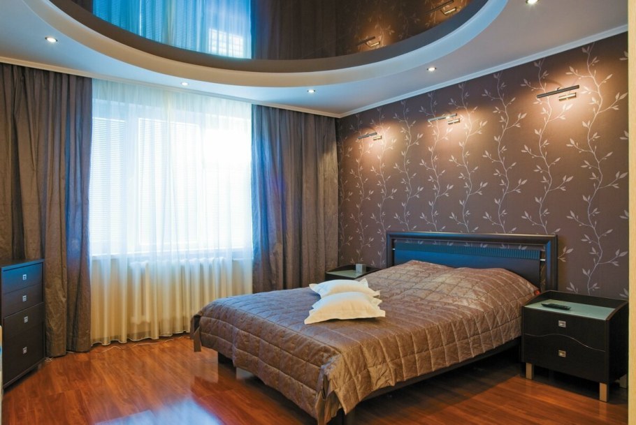Натяжной потолок в спальне