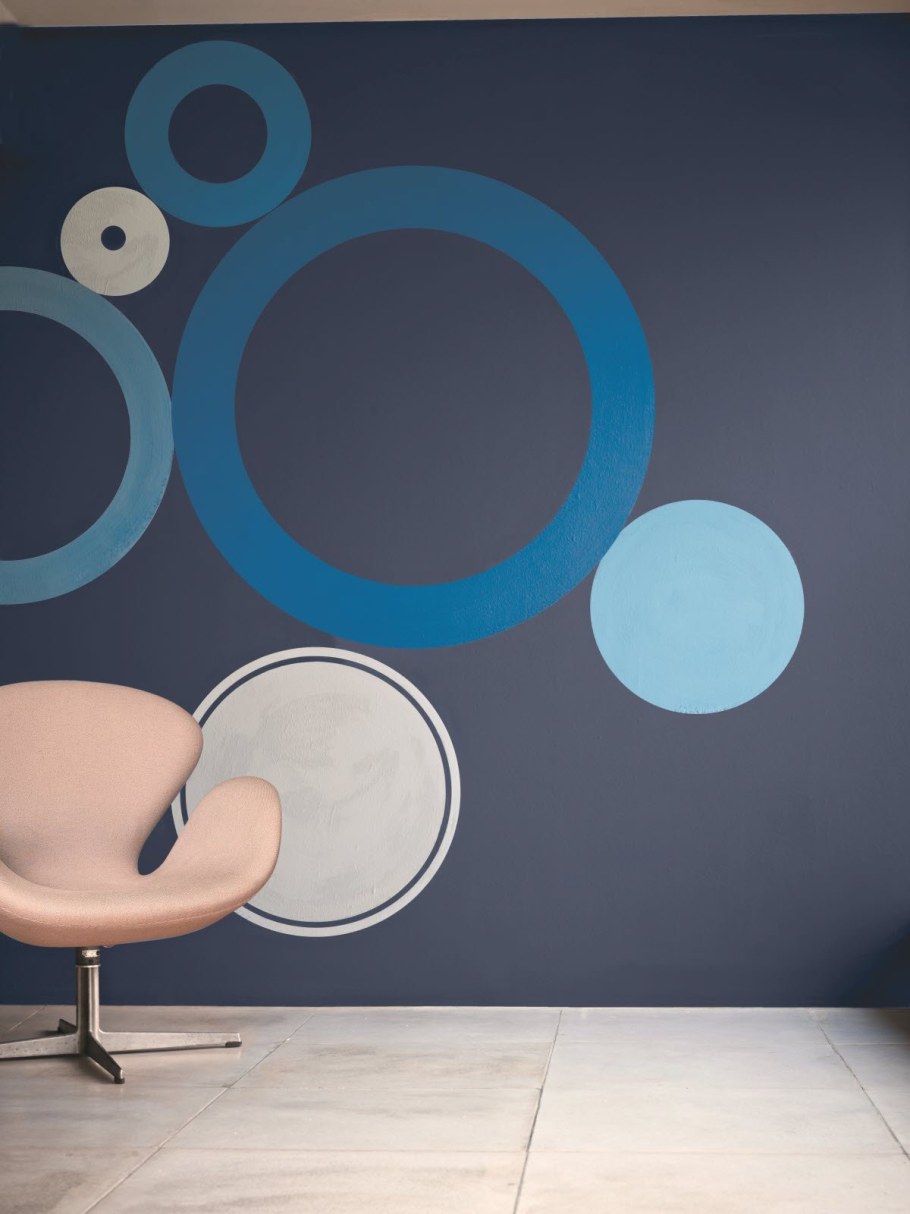 Геометрические фигуры на стене в интерьере