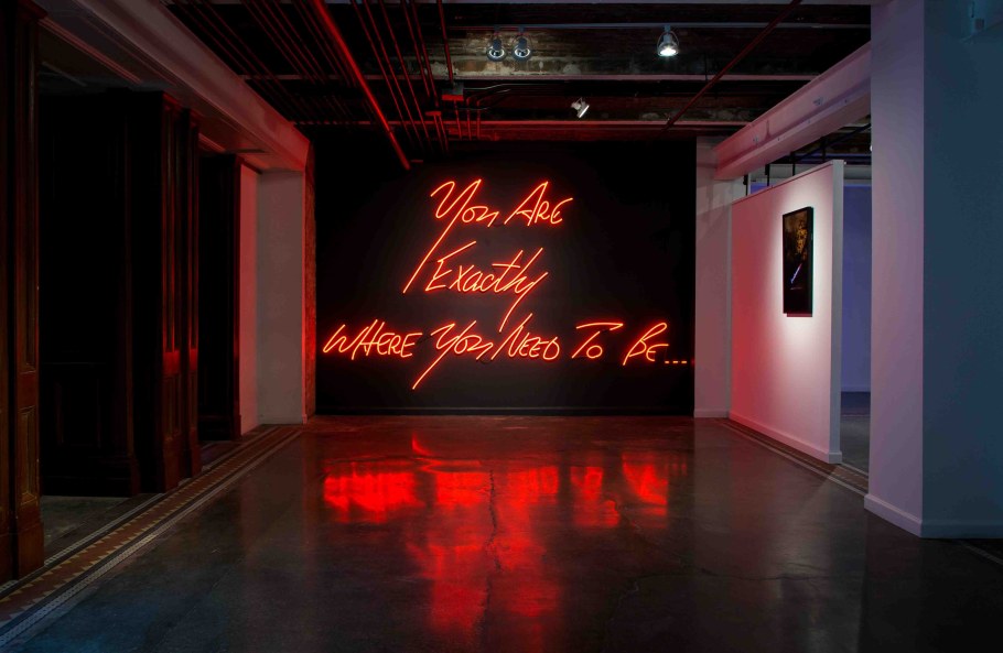 Неоновые вывески в интерьере