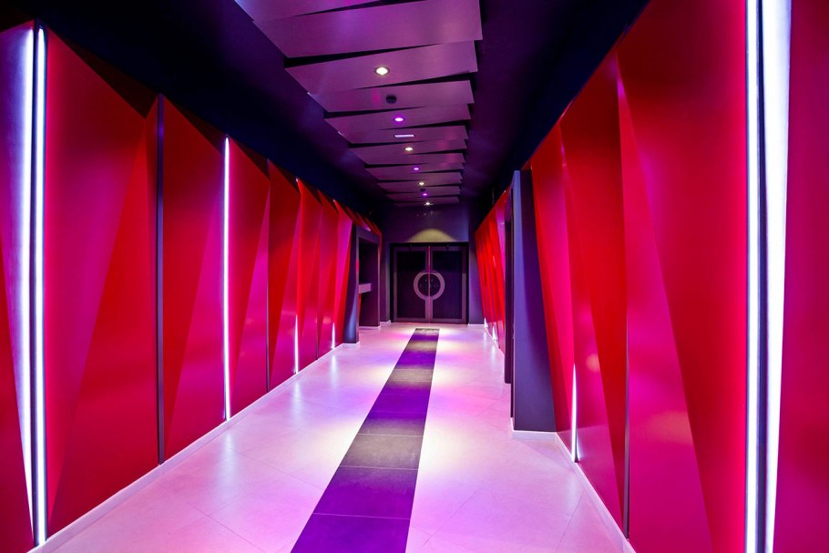 Неоновый коридор