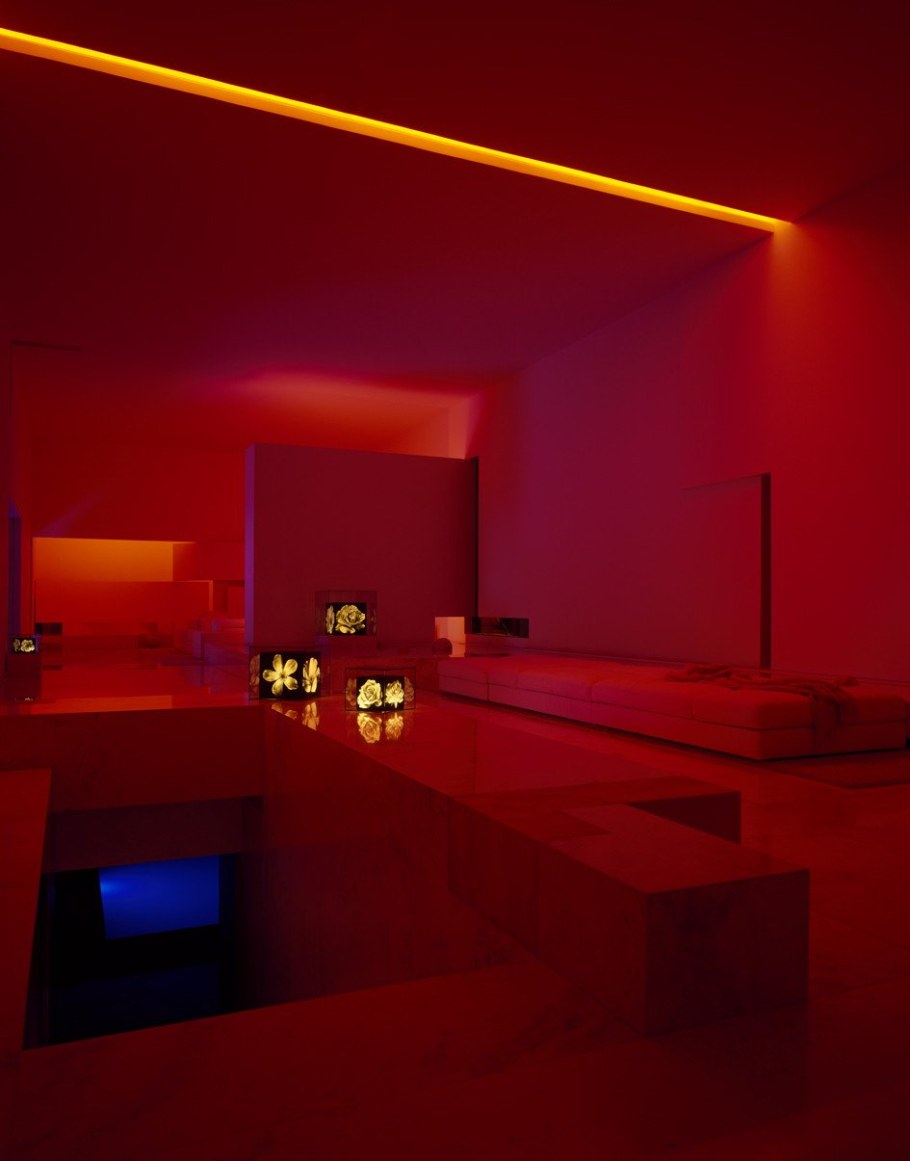 Красная подстаетка Ач комнате