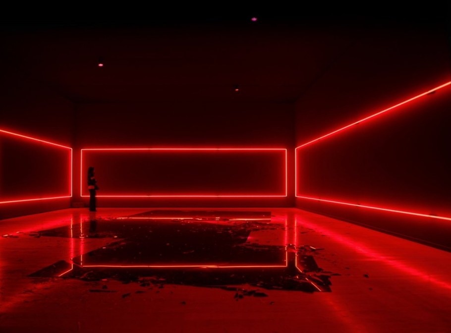 Комната с красной подсветкой
