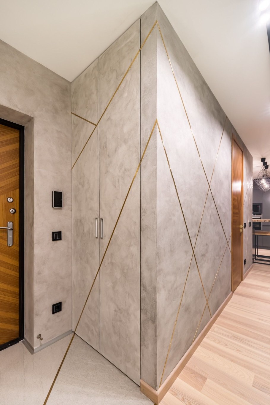 Керамогранит на стене в прихожей