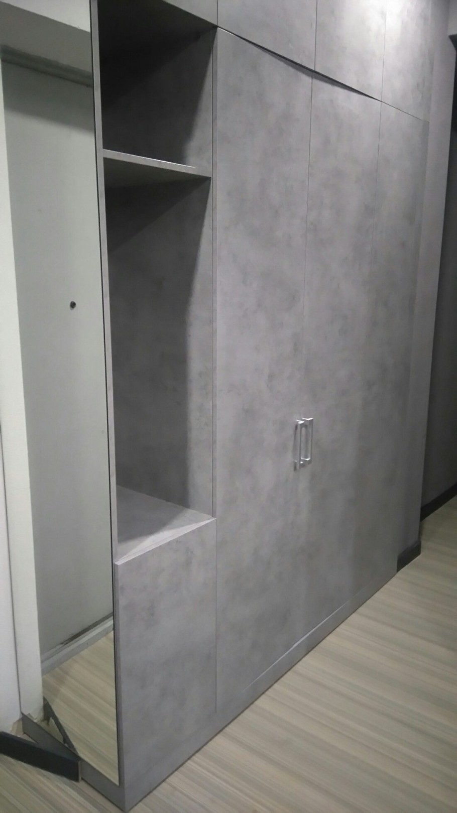 Шкаф в прихожую Эггер серый бетон