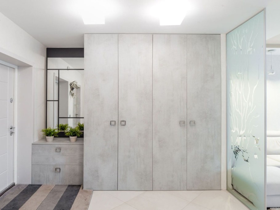 Прихожая серая с белым