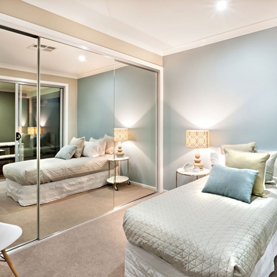 Большое зеркало в интерьере спальни