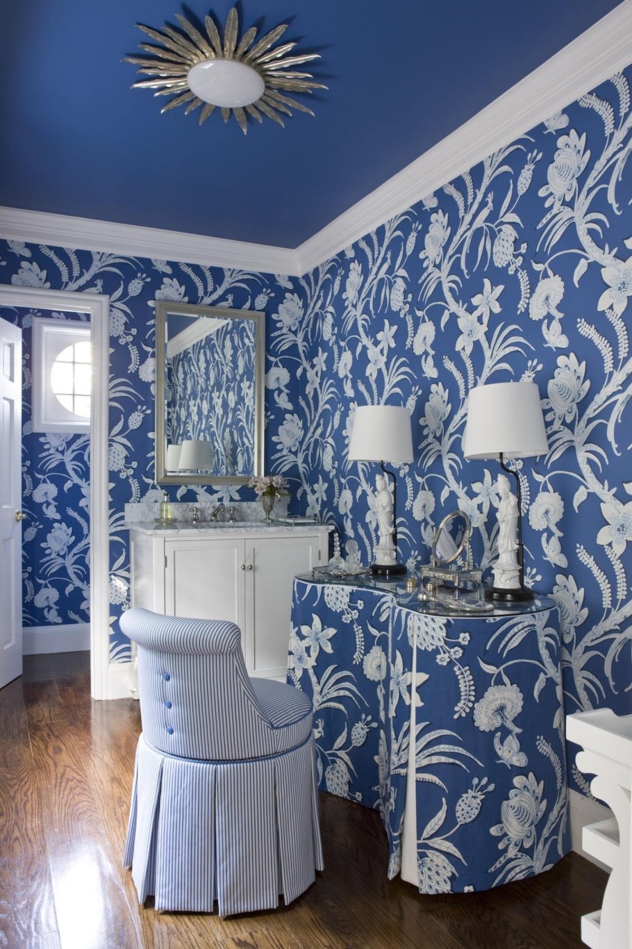 Голубой потолок в интерьере