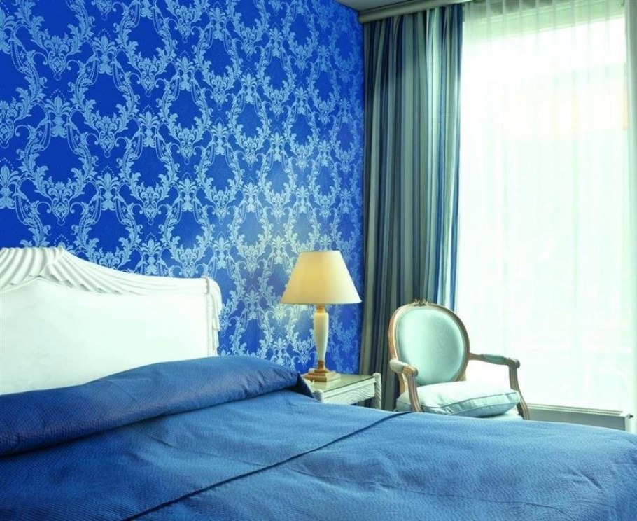 Синие обои в интерьере