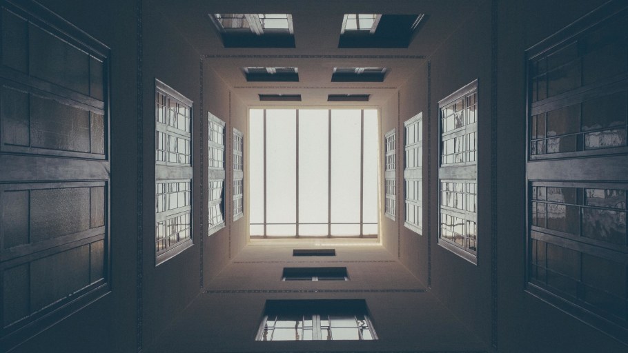 Стена с окном