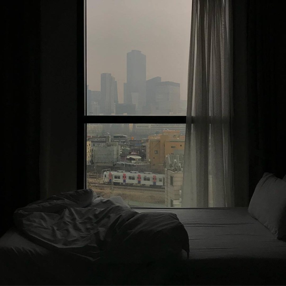 Тёмная атмосферная комната