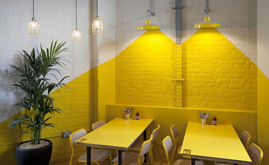 Декор стен в кафе