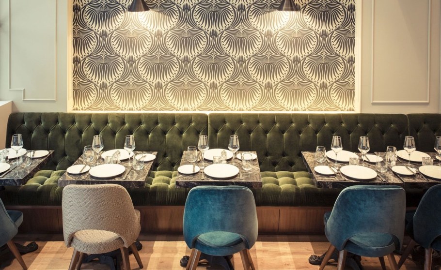 Интерьер ресторана с мягкими панелями