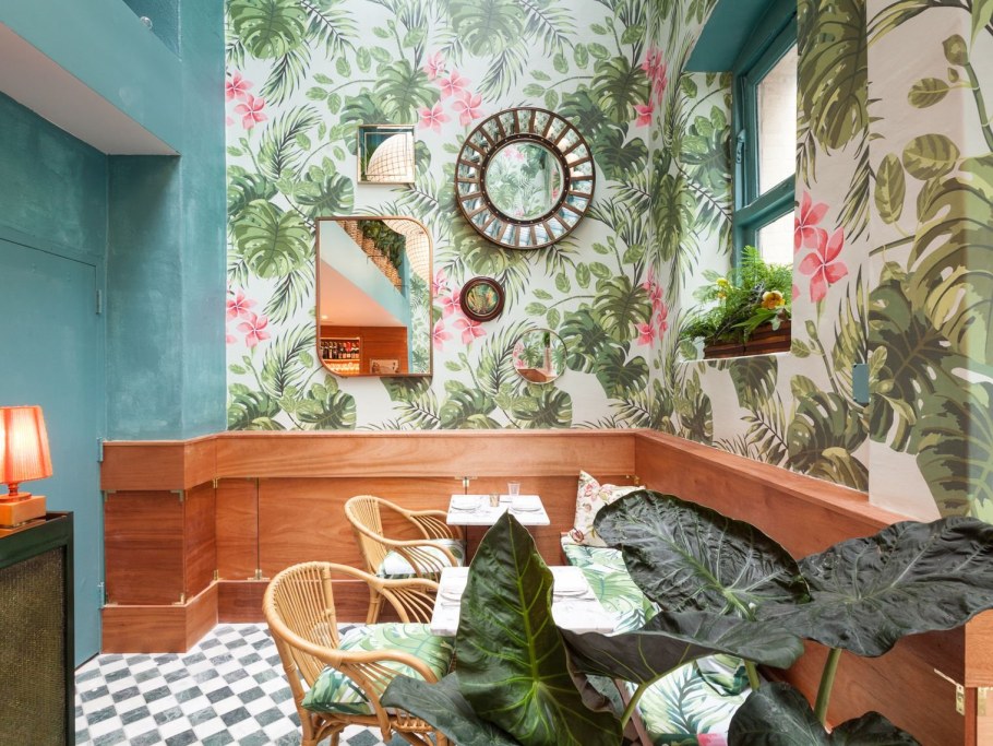 Кафе в тропическом стиле