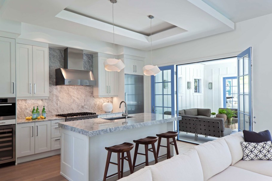 Гостиная совмещенная с кухней с островом