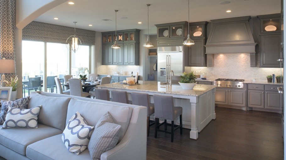 Интерьер кухни гостиной с островом