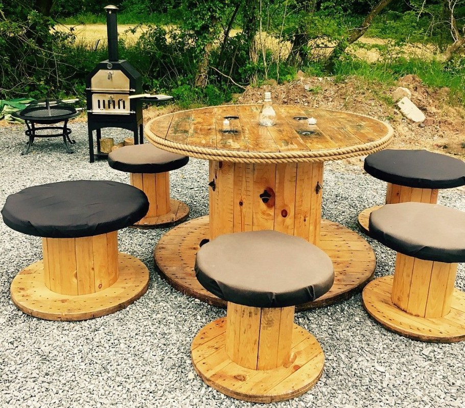 Стол из катушки для кабеля