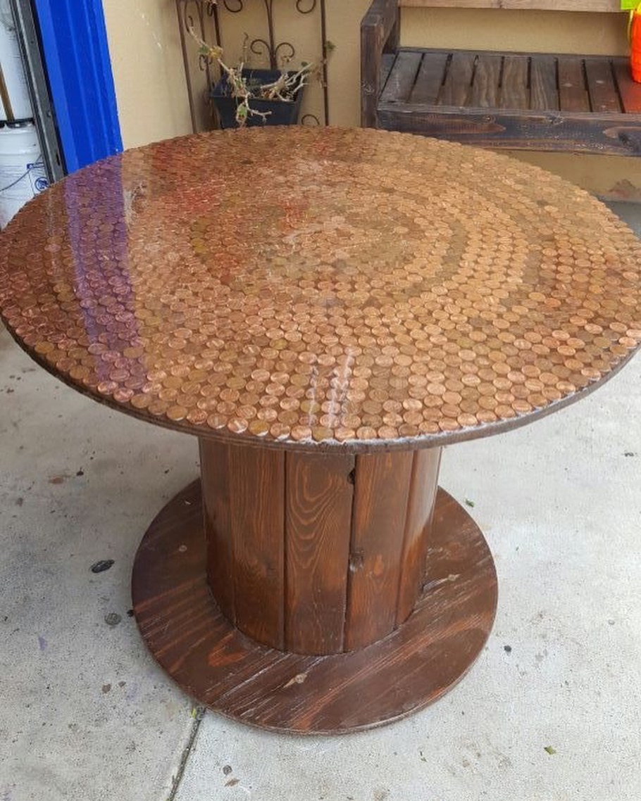 Столик из деревянной катушки