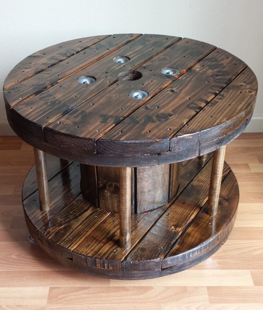 Стол из кабельной катушки