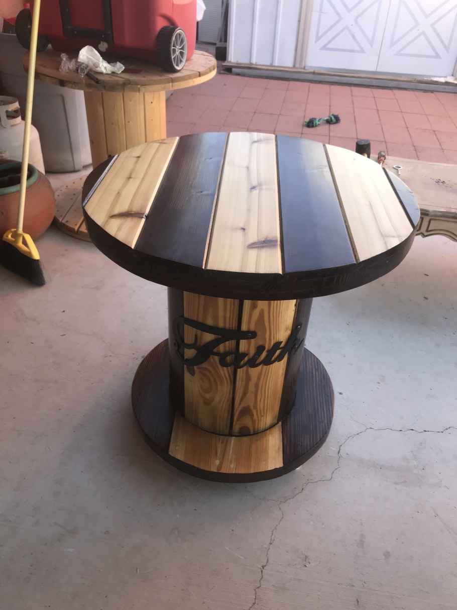 Стол из деревянной катушки