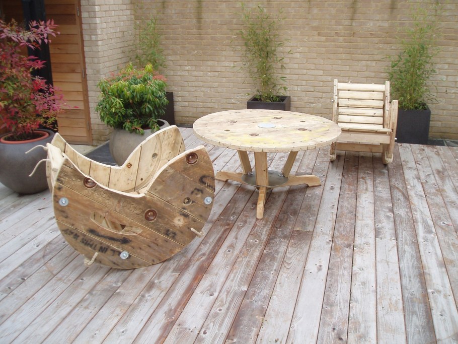 Садовая мебель из кабельных катушек