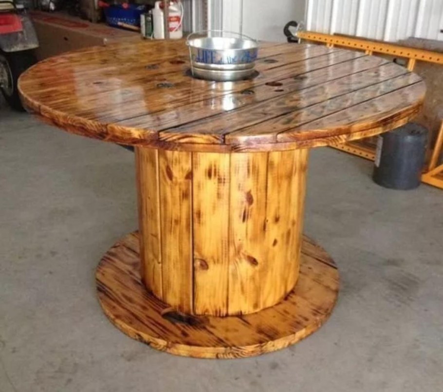 Стол из кабельной катушки