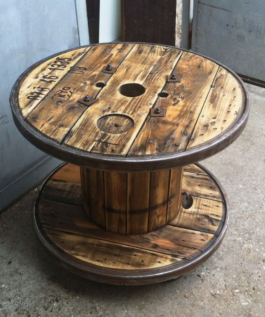 Столик из деревянной катушки
