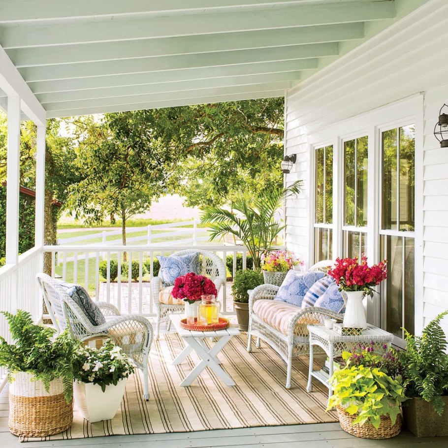 Красивая веранда на даче