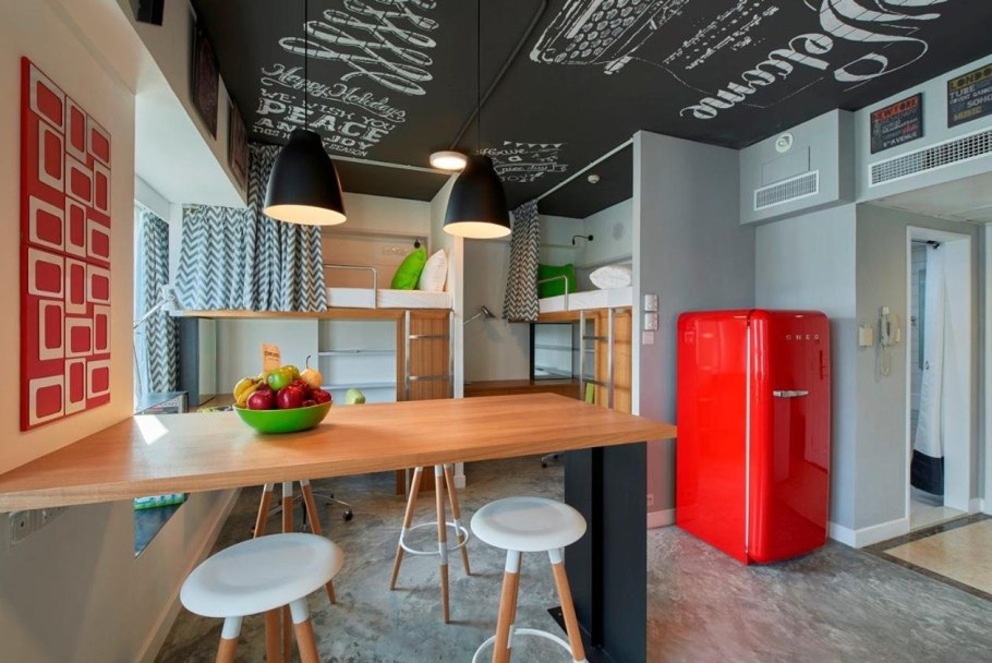 Интерьер кухни в хостеле