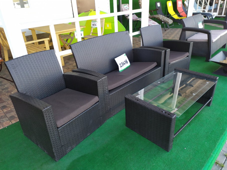 Пластиковый диван для дачи