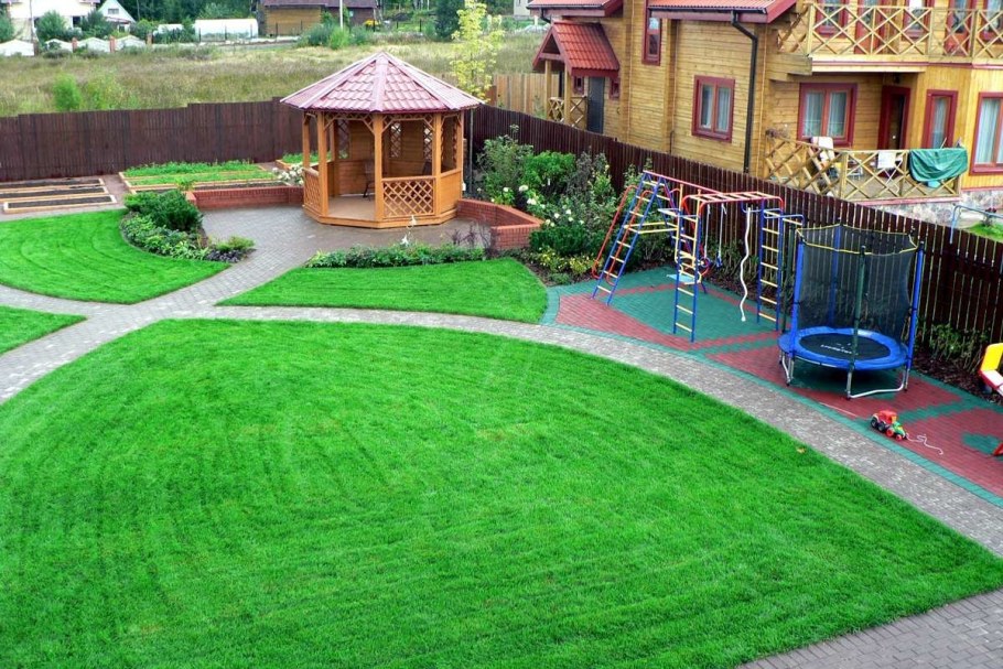 Ландшафт участка с детской площадкой