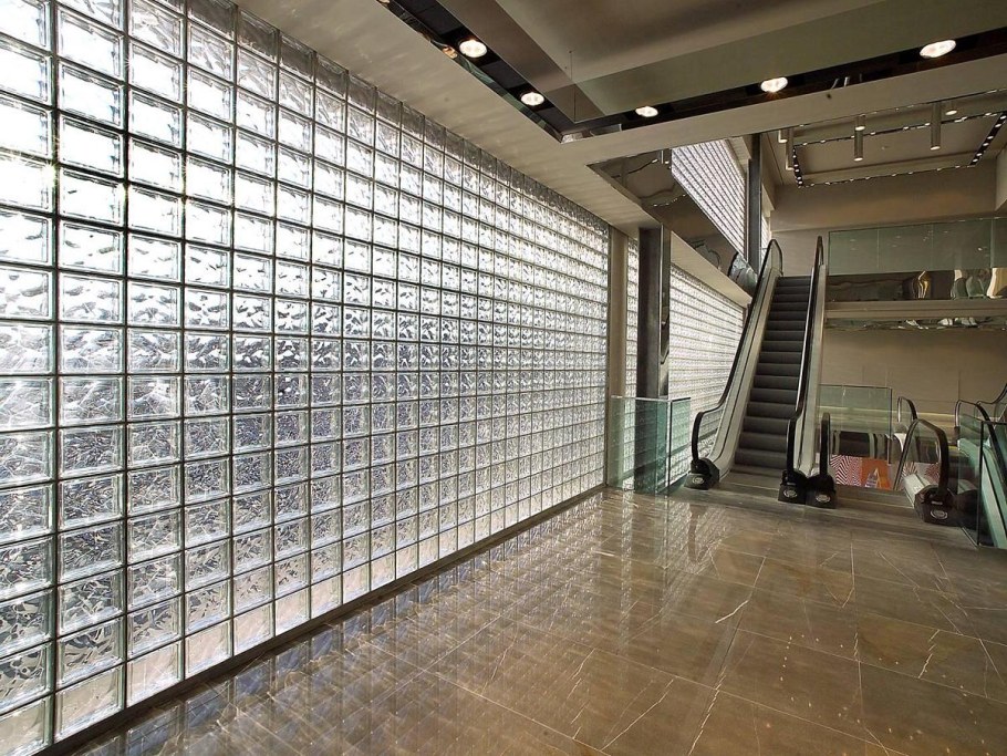 Стена из стеклоблоков