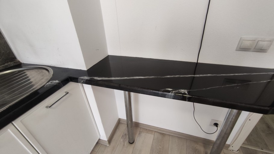 Прозрачная пластиковая заливка на столешницу