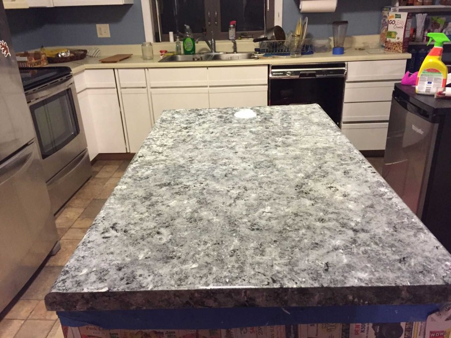 Крашеная столешница на кухне