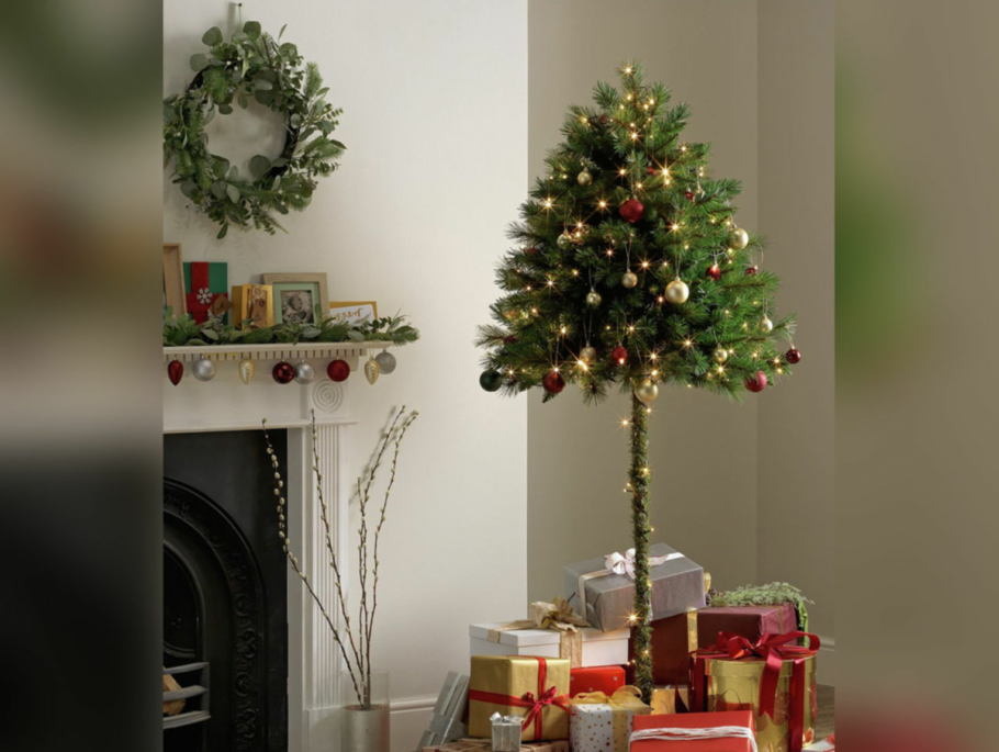 Елка на длинном стволе в интерьере