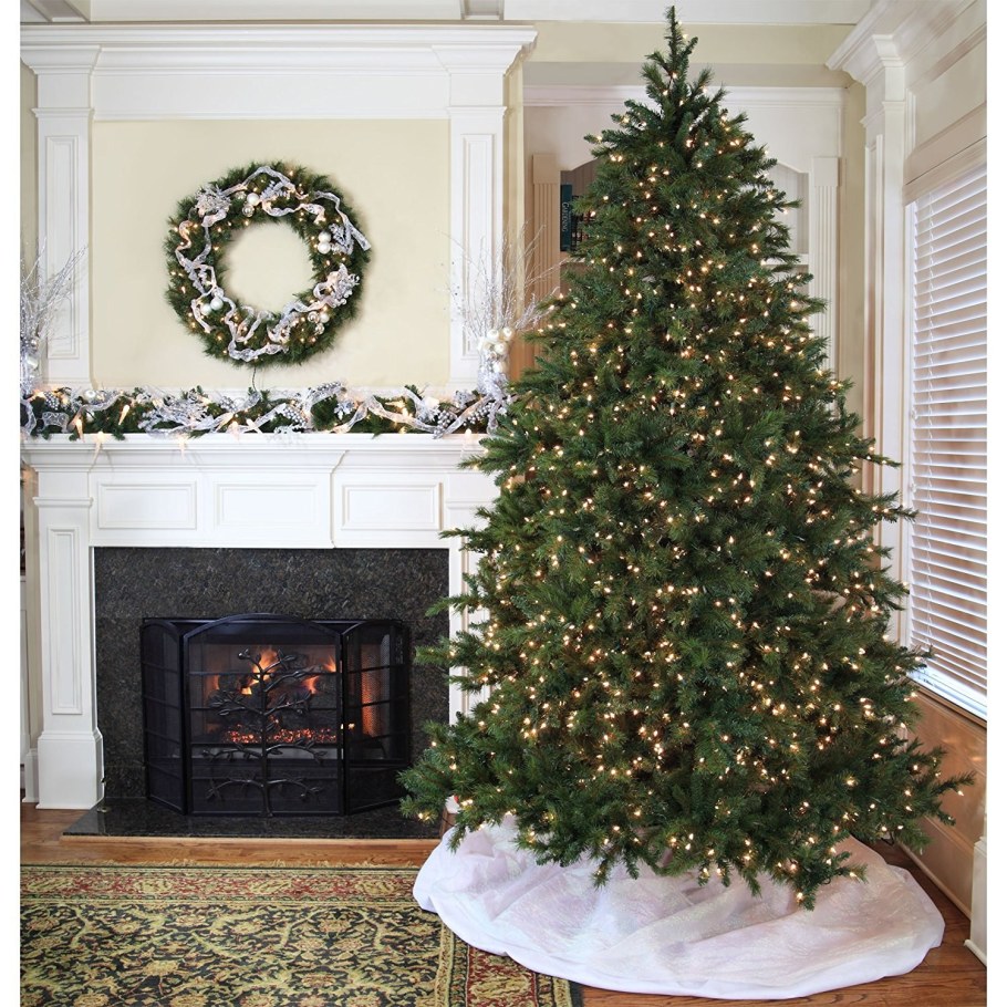 Елка рядом с камином