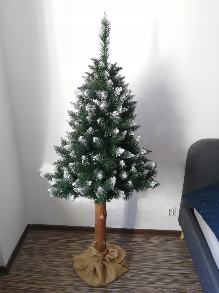 Елка на длинном стволе