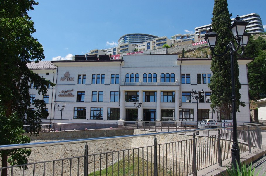 Артек Лазурный белая дача