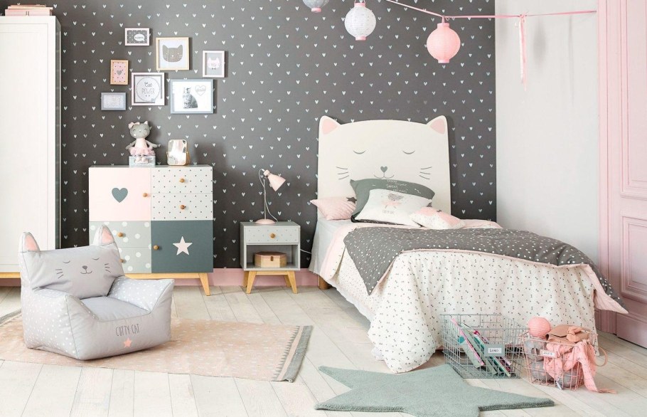 Обои в горошек в интерьере спальни