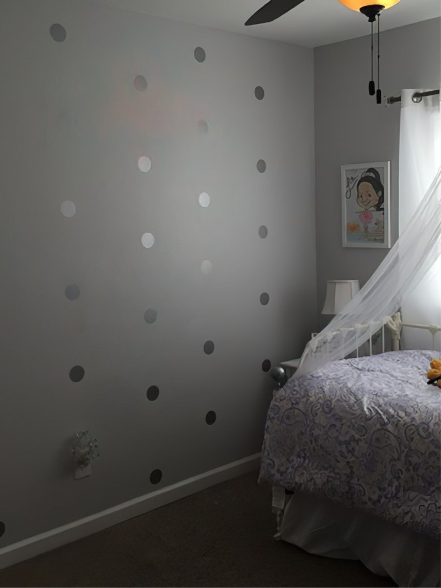 Детская в горошек серый интерьер