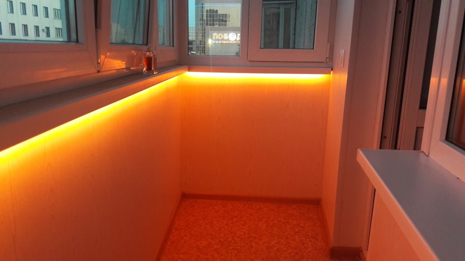 Светодиодная лента на балконе