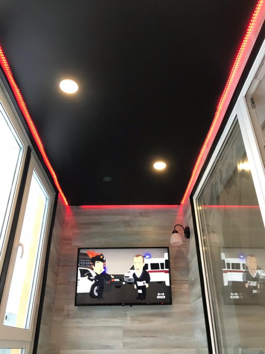 Натяжной потолок на балконе