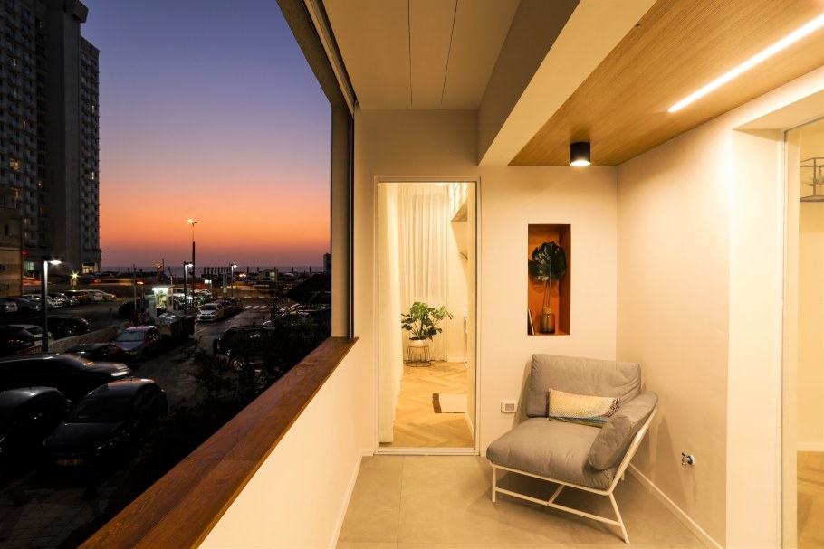 Красивая лоджия в квартире с подсветкой