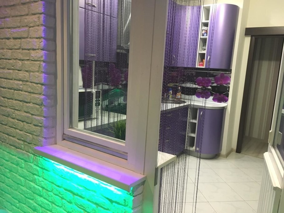 Балкон с фиолетовой подсветкой