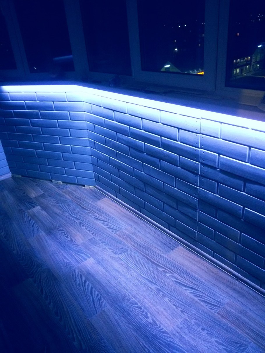 Светодиодная лента на балконе