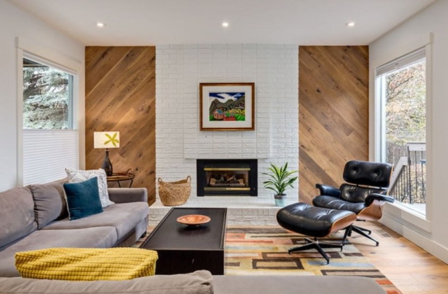 Отделка стены ламинатом в гостиной