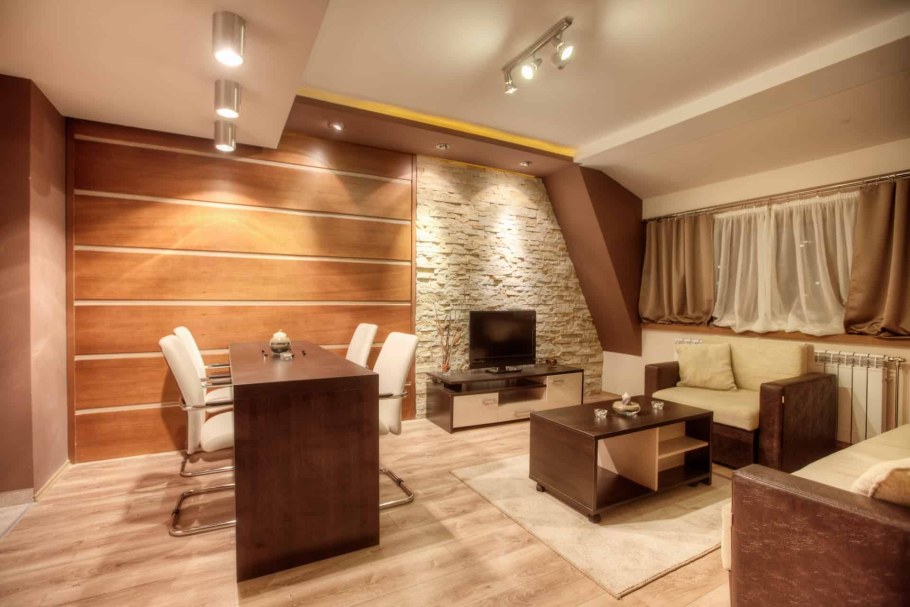 Отделка стен ламинатом в интерьере гостиной