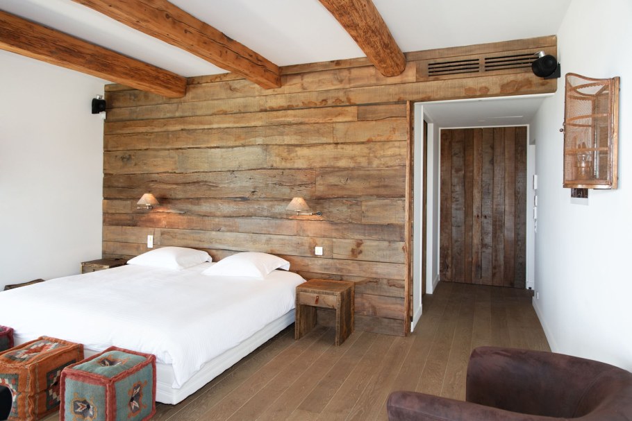 Отделка помещения необрезной доской