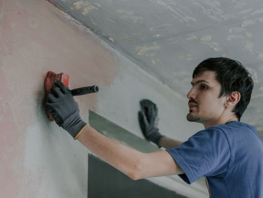 Шлифовка шпатлевки стен под обои