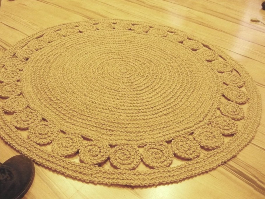 Вязаные коврики из джута